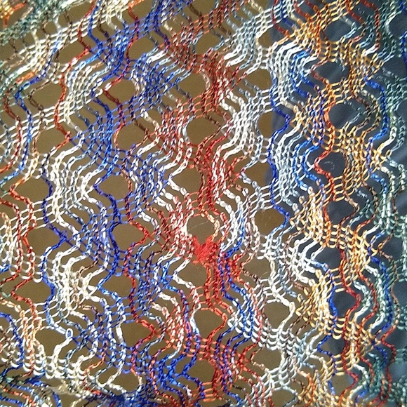 Beautiful woven waves silk scarf / wrap with tassels - Picture 8 of 9